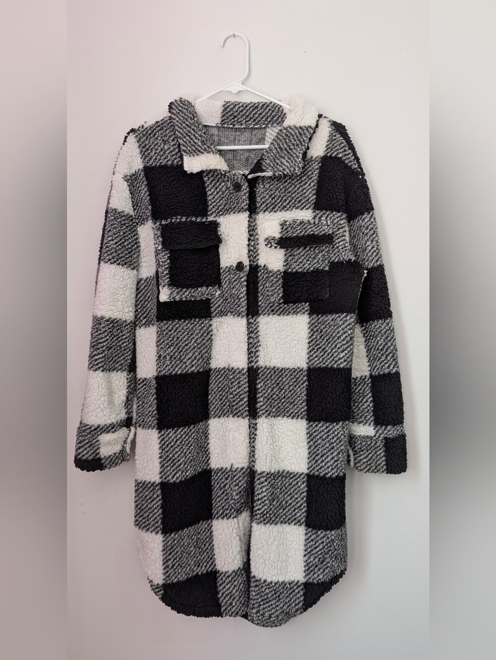 Long Plaid Sherpa Shacket / Fleece Jacket (Black & White) – Size M.used.